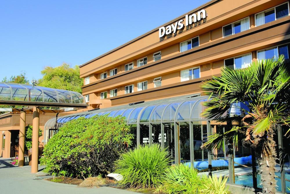 Days Inn By Wyndham Victoria On The Harbour Εξωτερικό φωτογραφία